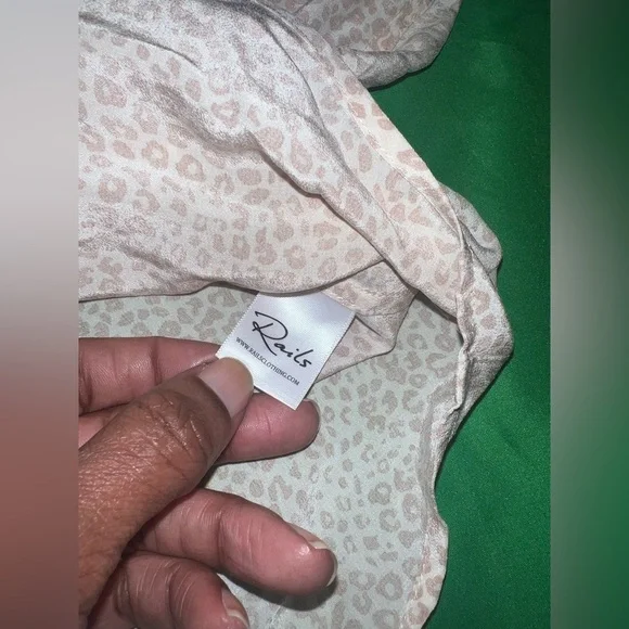 Rails Kate 100% Silk Animal Print Patterned Button-Down Shirt size Large- Flaw - Picture 9 of 12